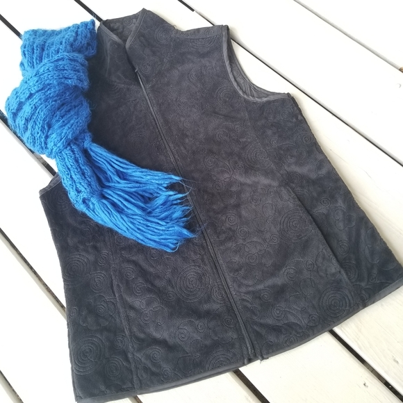 L plush blk vest with pockets and scrolls - Picture 7 of 11